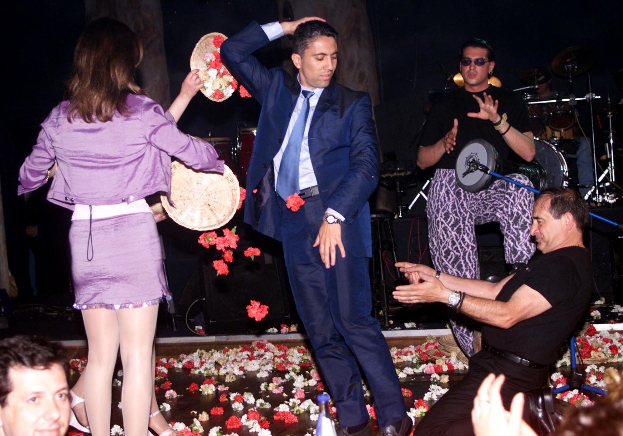 40 φωτογραφίες ομάδων σε μπουζούκια για να μελαγχολήσετε στη δεύτερη καραντίνα