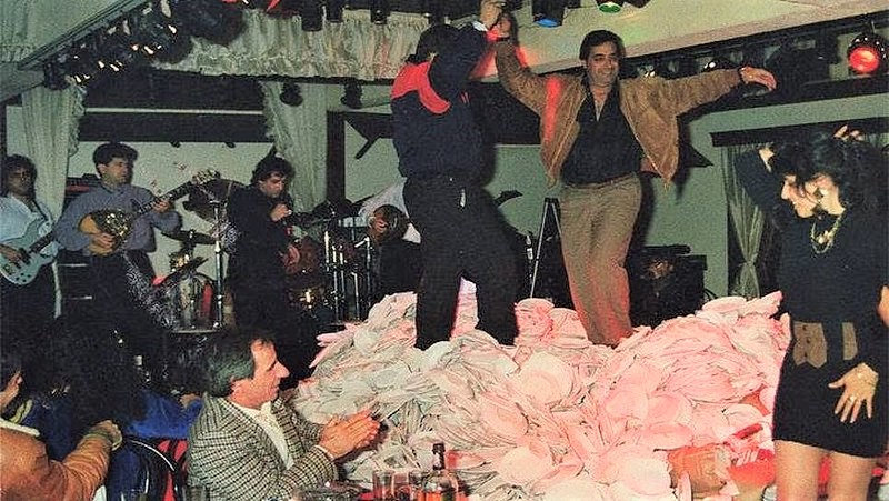 Κάθε βραδιά μέσα στα μπαρ