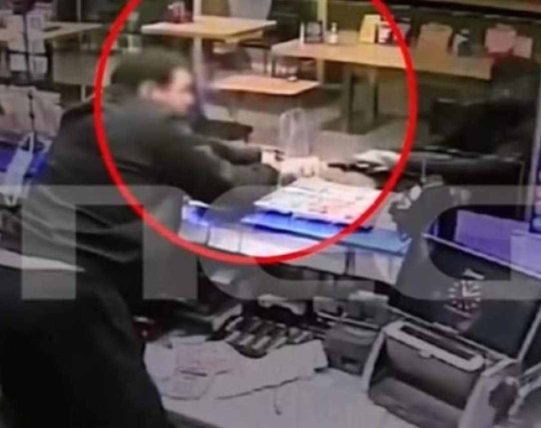Πράκτορας του ΟΠΑΠ κατουράει υπερβολικά όρθιος, αρπάζει το όπλο από (ΑΜ) ληστή