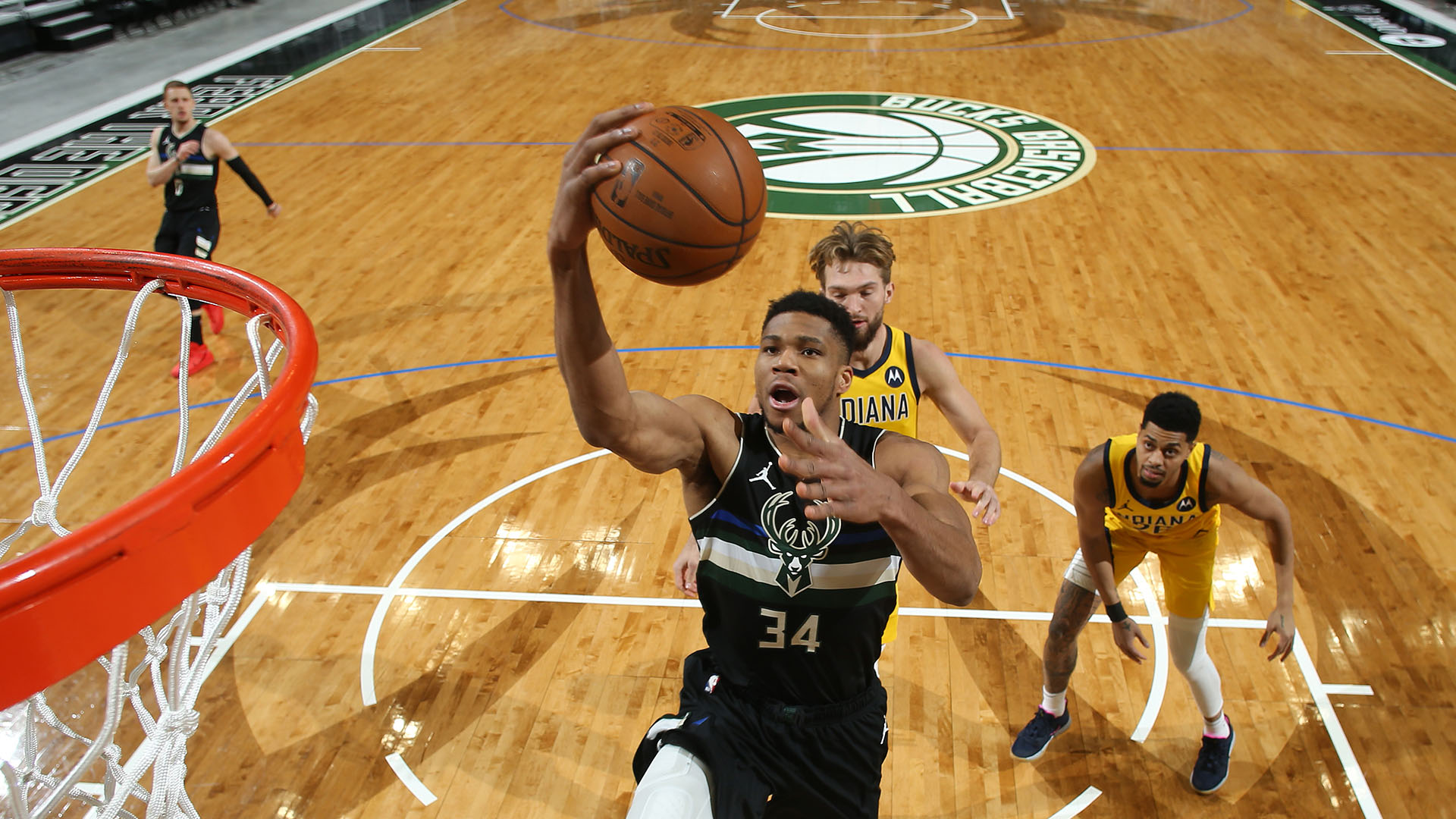 Giannis Antetokounmpo: Μόνος κάτω απ’ το στεφάνι!