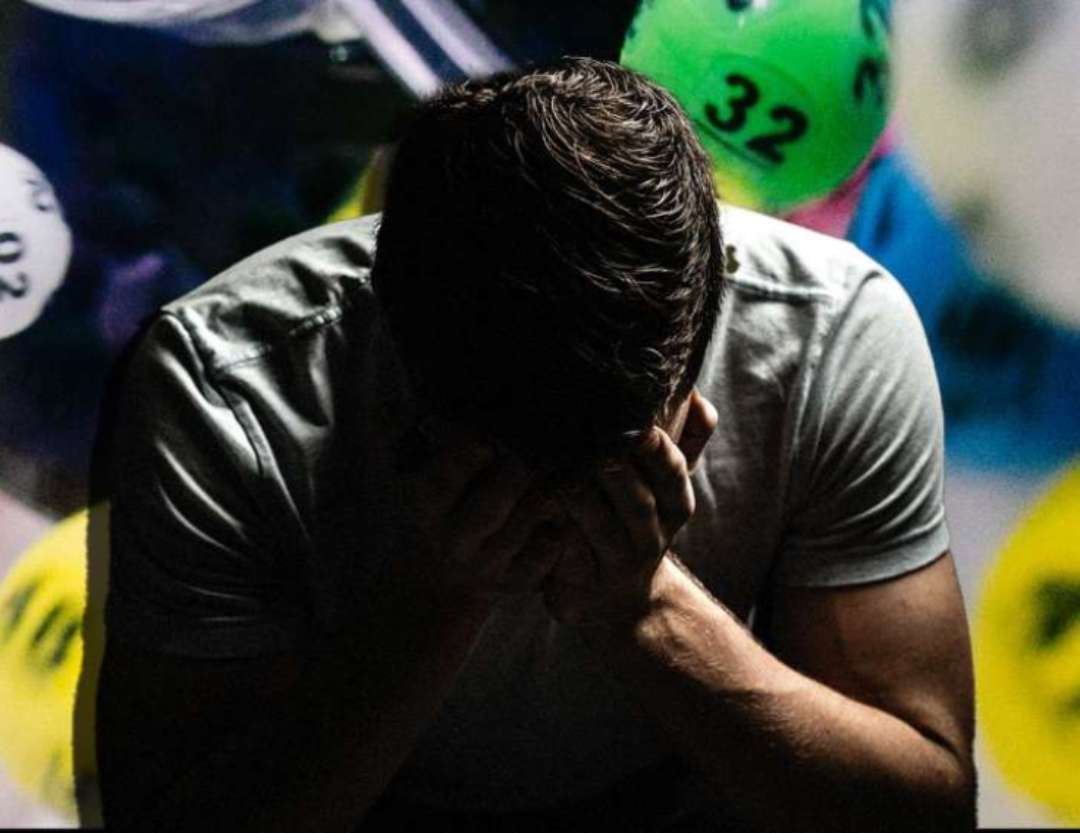 ΠAIKTΗΣ που κέρδισε το Τζόκερ έγινε ΧΑΣΤΗΣ γιατί έχασε το δελτίο (vid)