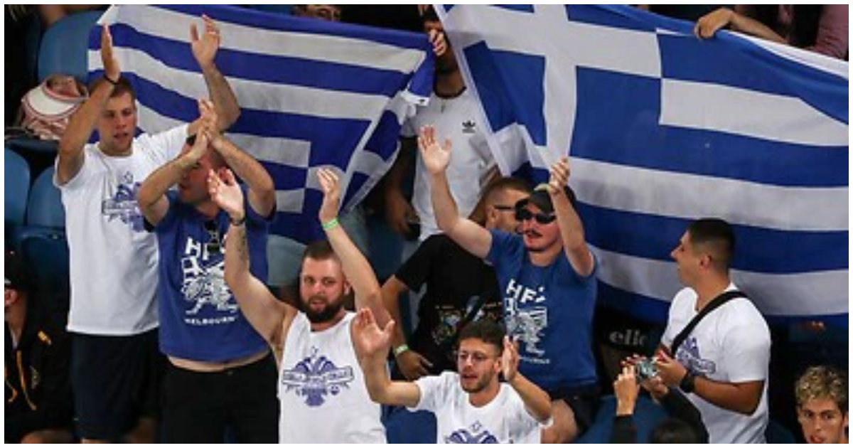 Έλληνες Χουλιγκάνοι ξελαρυγγιάζονται τραγουδόντας Παπαρίζου στο ματς της Σάκκαρη