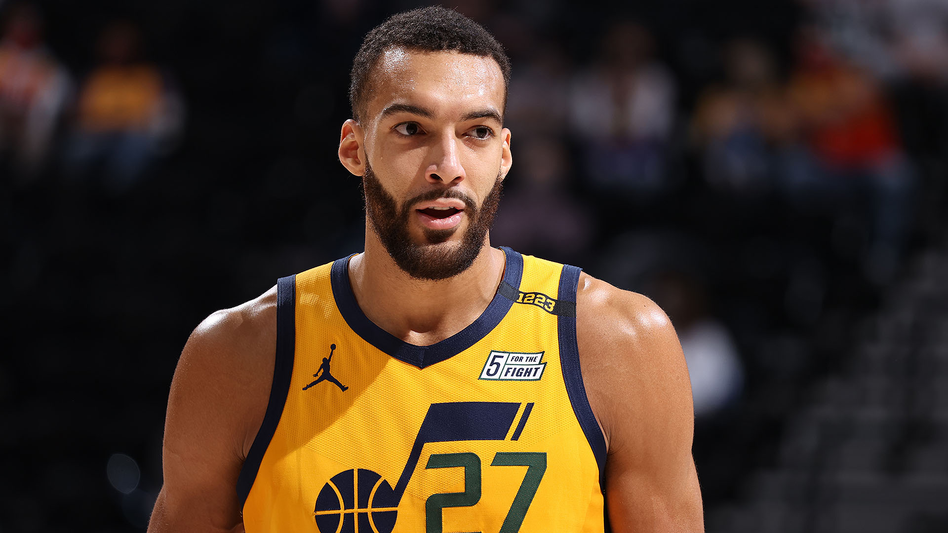 Monsieur, clean the glass!