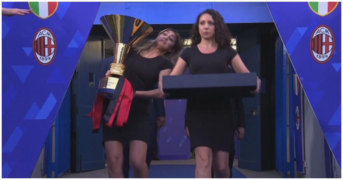 Νέτο παραλίγο να φάει το τρόπαιο της Serie A στο κεφάλι, μόνο ο Μάνταλος το κουβαλάει με ασφάλεια