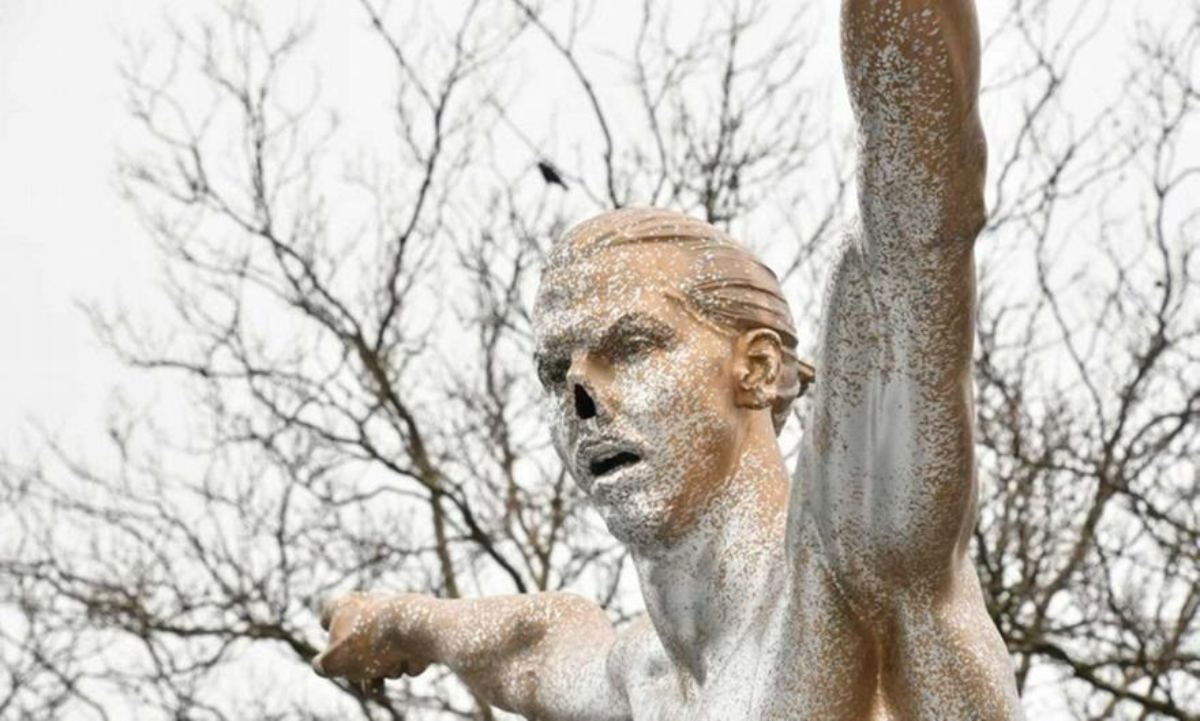 Οπαδοί της Μάλμε βγάζουν σε δημοπρασία τη μύτη από το άγαλμα του Ζλάταν
