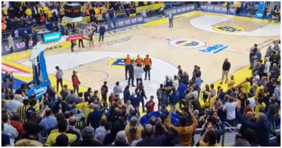 Euroleague Mafia έπαθαν οι οπαδοί της Φενέρ: Μπλόκαραν τους διαιτητές στο ημίχρονο