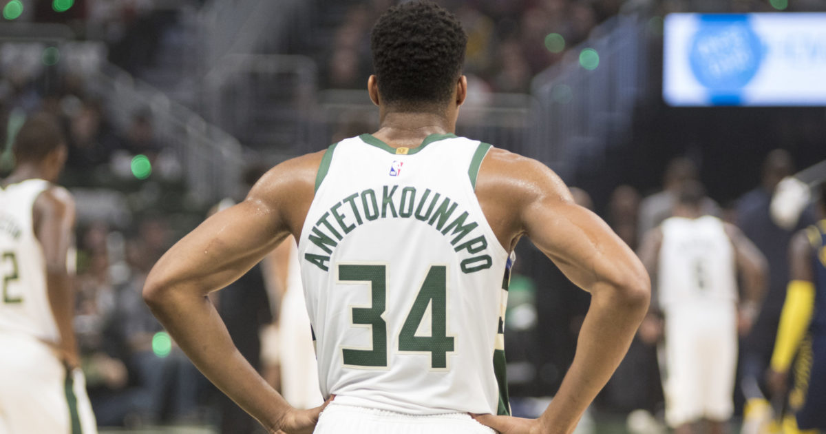 Μαζεύει τα rebounds σαν καραμέλες ο Κουμπο!