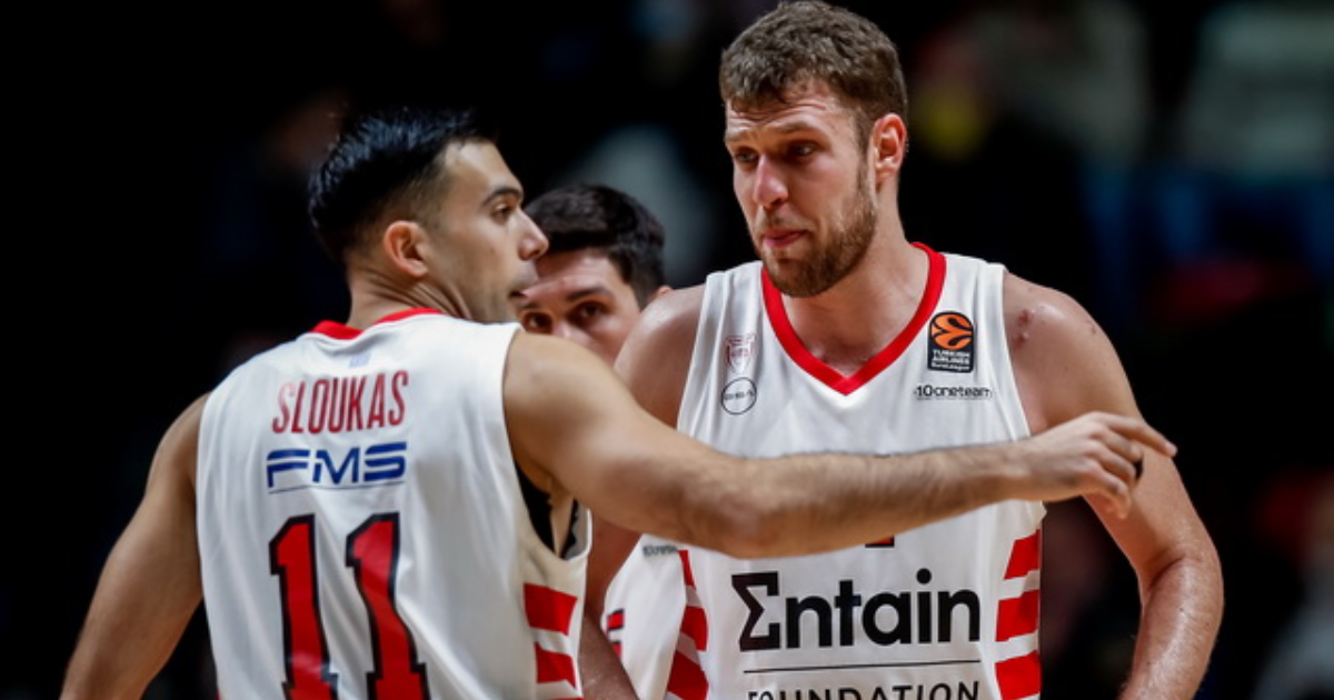 Χαλάει την χημεία ο Τζέιμς, 30άρα βάζει ο MVP Βεζένκοφ με τον Σλούκα