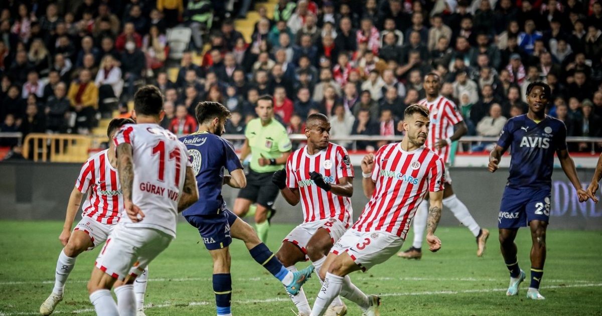 Ασυγκράτητοι οι παίκτες της Φενέρ, συνεχίζουν τις κλοτσιές και σήμερα