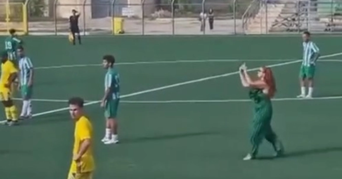 Γυναικα αντιπρόεδρος μπαίνει στο γήπεδο, δείχνει κωλοδάχτυλο στον ref