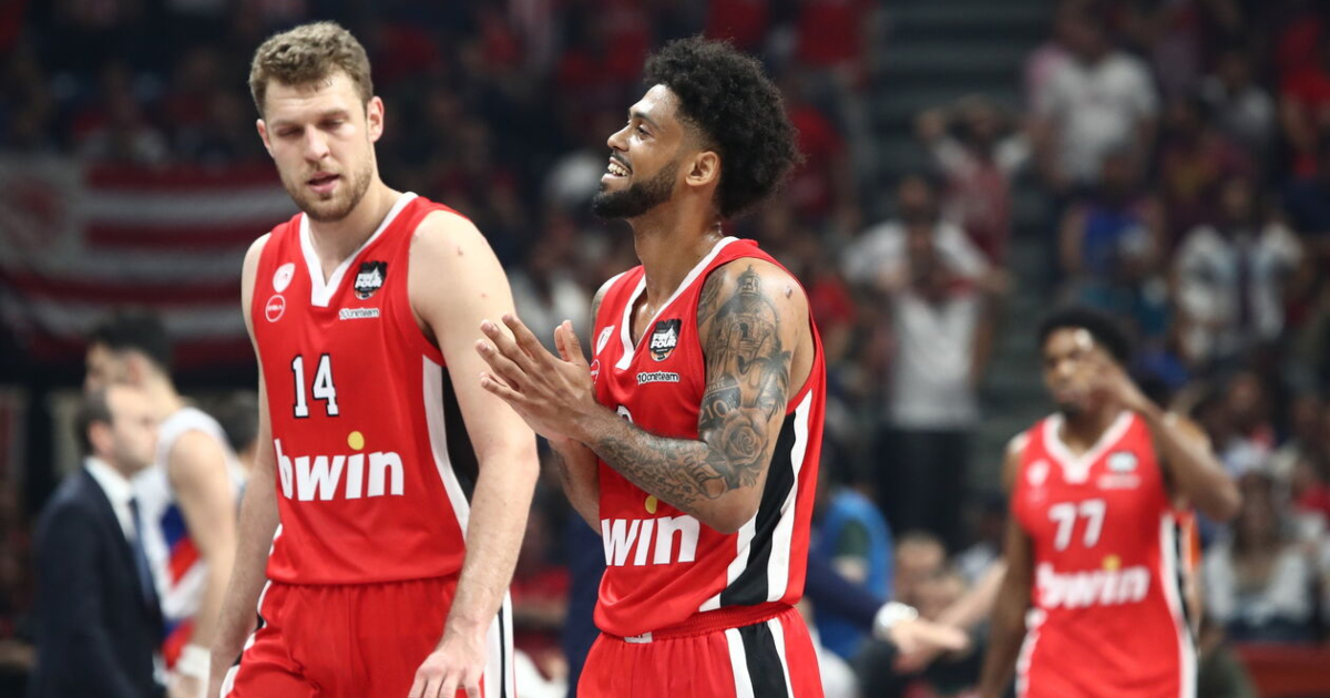 Κλείνει τα αυτιά του ο Σάσα και η Μπλε στηρίζει