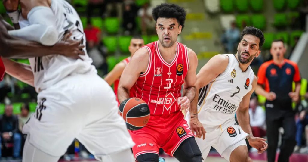 Ο Elijah Bryant της Χάποελ Τελ Αβίβ σε αγωνιστική φάση της EuroLeague.