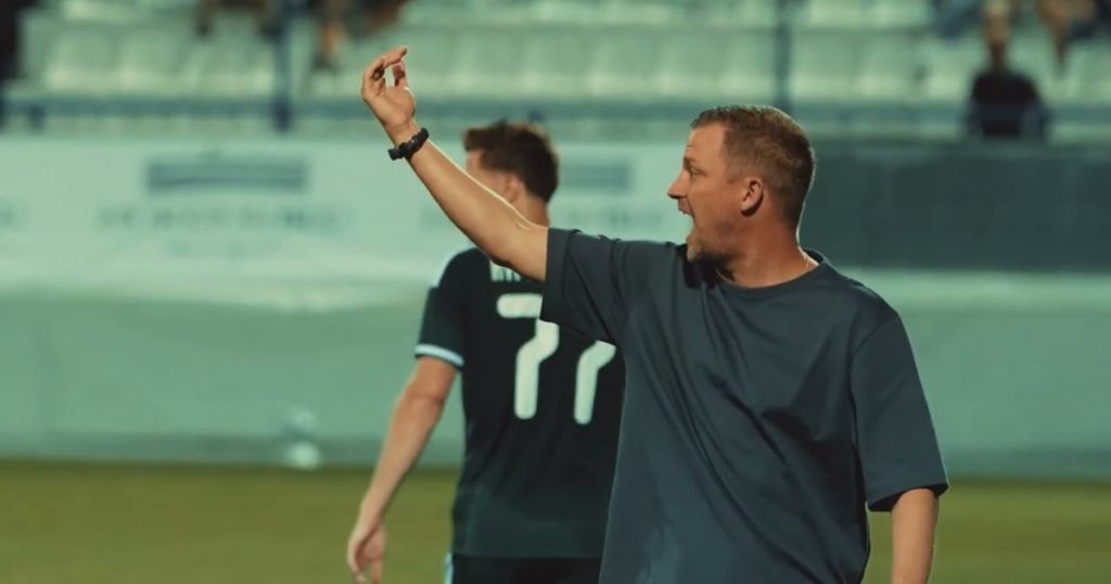 Ο Τζέικομπ Νίστρουπ με oversized μπλουζάκι δίνει οδηγίες στον αγωνιστικό χώρο – Παναθηναϊκός Άρης