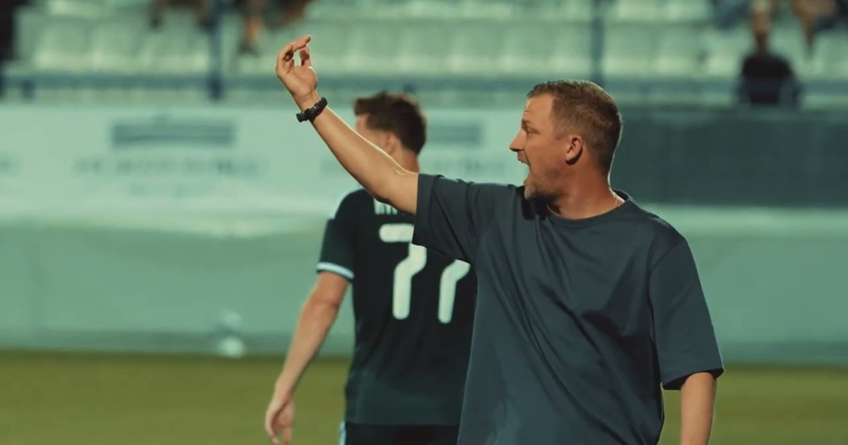 Ο Τζέικομπ Νίστρουπ με oversized μπλουζάκι δίνει οδηγίες στον αγωνιστικό χώρο – Παναθηναϊκός Άρης